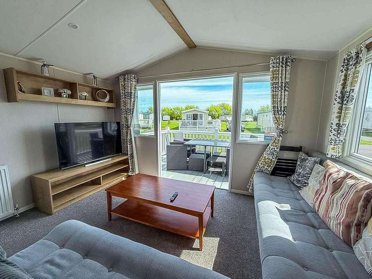 53111PR⭐ – Pinewood Retreat area, 3 bed, 8 berth caravan with decking, D/G & C/H. Diamond rated Preview 4