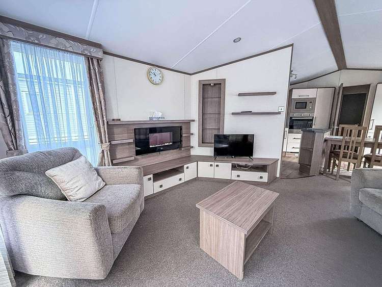 17365BR⭐ – Backwaters Rise area, 2 bed, 6 berth caravan with decking. Diamond rated. Preview 4