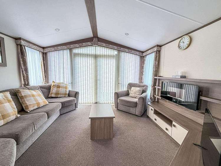 17365BR⭐ – Backwaters Rise area, 2 bed, 6 berth caravan with decking. Diamond rated. Preview 5