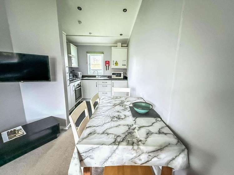 12077B⭐ – Broadlands Marina, 2 bed, 4 berth chalet with D/G & electric panel heaters. Ruby Rated. Preview 5