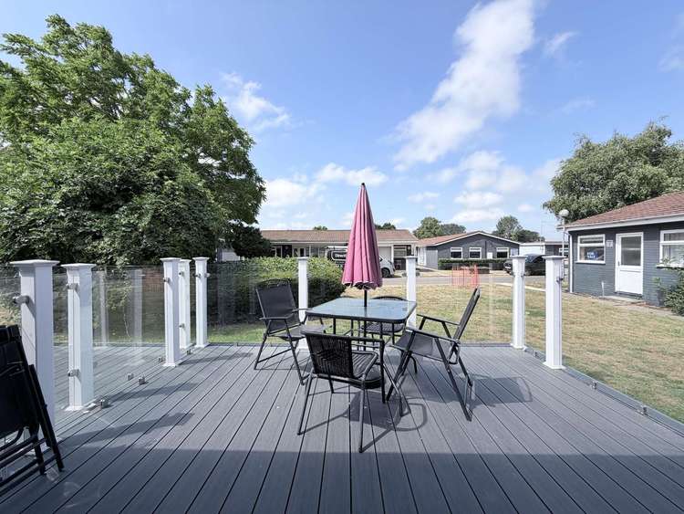 12004B⭐ – Broadlands Marina, 3 bed, 6 berth chalet with D/G & electric panel heaters. Ruby Rated. Preview 4