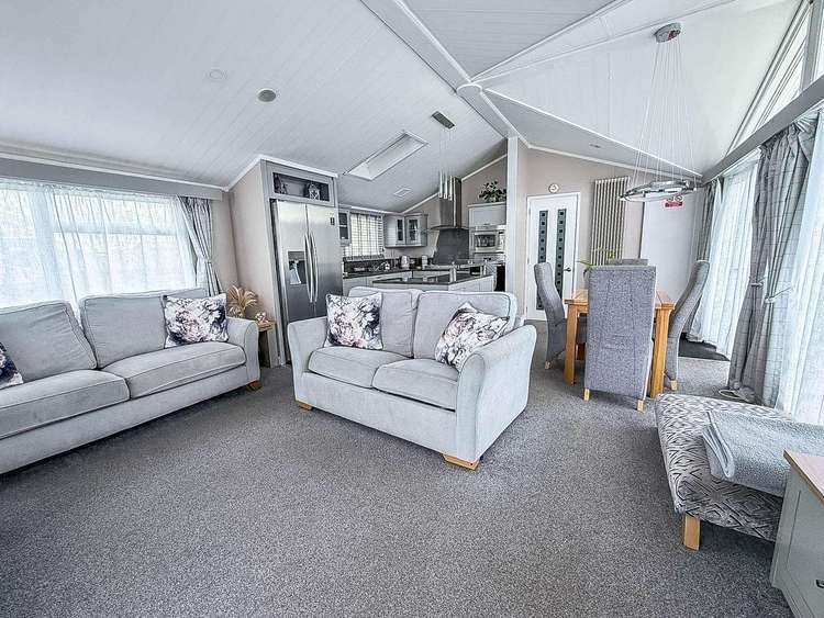 23066W⭐ – Windsor area, 2 bed, 6 berth lodge with full wrap decking. Platinum-Deluxe rated Preview 4