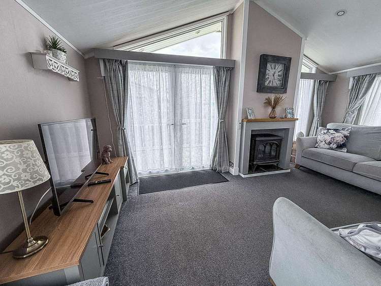 23066W⭐ – Windsor area, 2 bed, 6 berth lodge with full wrap decking. Platinum-Deluxe rated Preview 5