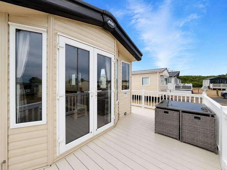90010TD⭐ – The Dunes area, 2 bed, 6 berth caravan with wrap-around decking. Diamond rated. Preview 5