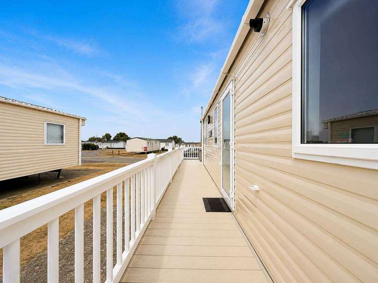 90010TD⭐ – The Dunes area, 2 bed, 6 berth caravan with wrap-around decking. Diamond rated. Preview 4