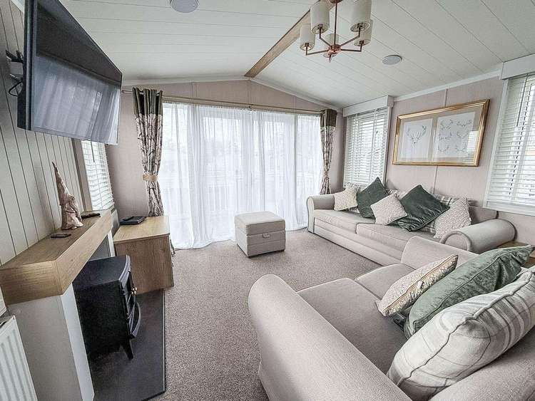 23015C⭐ – Chelsea area, 2 bed, 6 berth caravan with decking, D/G and C/H. Diamond Rated. Preview 4