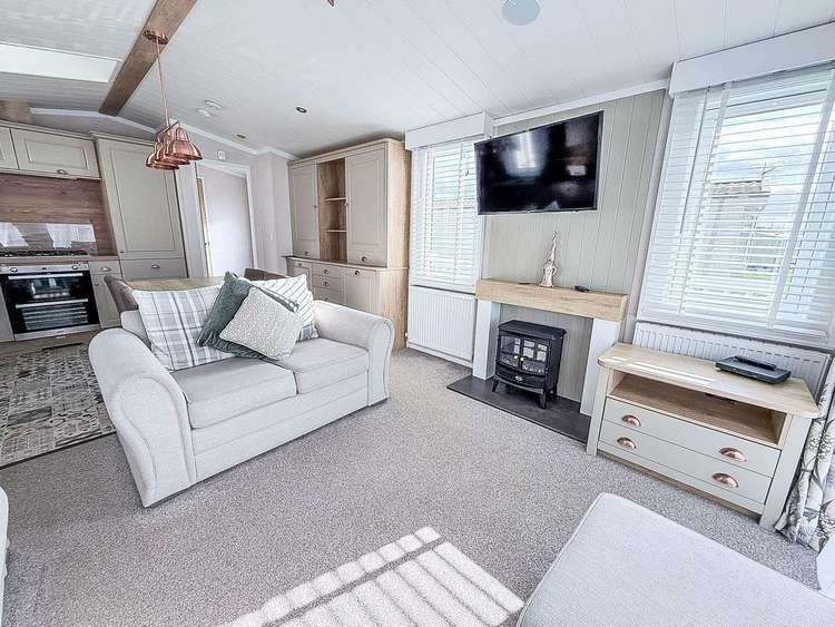 23015C⭐ – Chelsea area, 2 bed, 6 berth caravan with decking, D/G and C/H. Diamond Rated. Preview 5