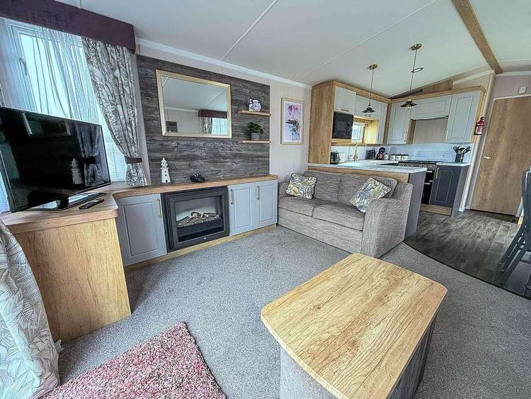 12097B⭐ – Broadlands Marina, 2 bed, 6 berth caravan with decking, C/H & D/G. Diamond Rated. Preview 4