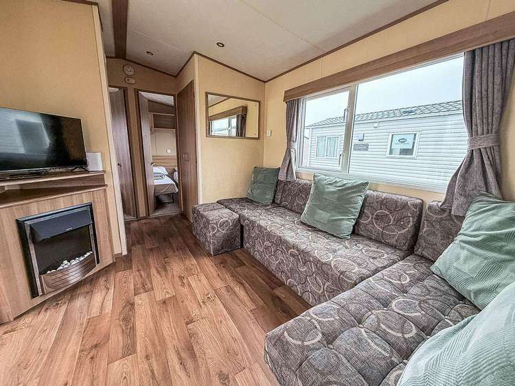50002E⭐ – Eagle, 3 bed, 8 berth caravan with decking, D/G & C/H. Ruby rated. Preview 4