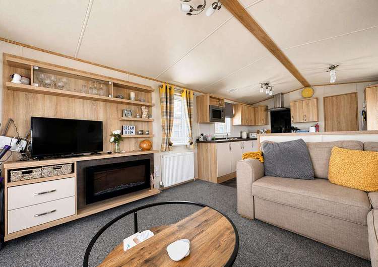 20100BS⭐ – Broadland, 2 bed, 6 berth caravan with full sea views and decking. Platinum rated. Preview 5