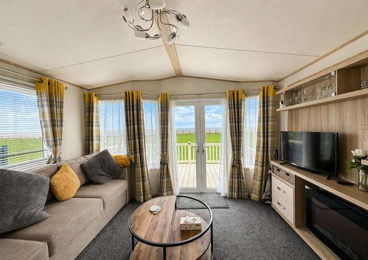 20100BS⭐ – Broadland, 2 bed, 6 berth caravan with full sea views and decking. Platinum rated. Preview 4