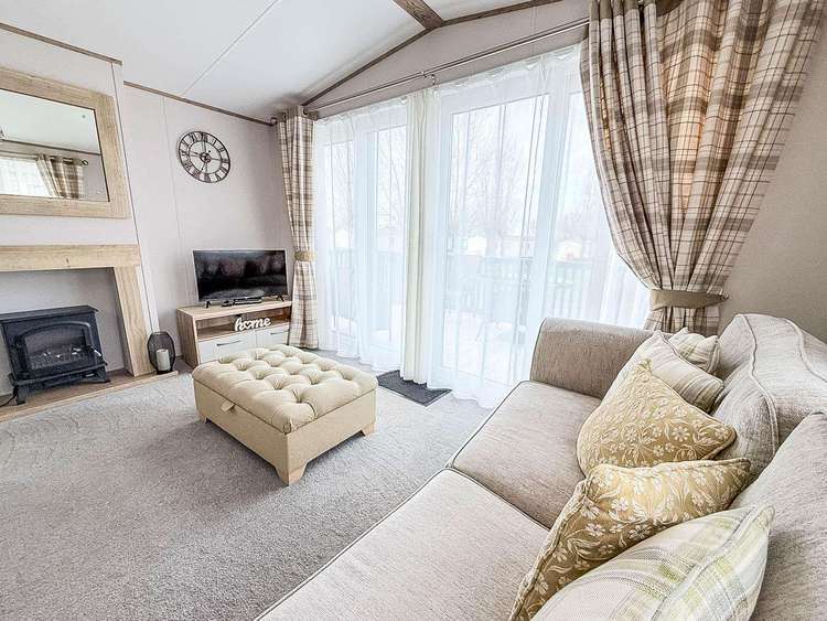 23010Ha⭐ – Hampton area, 3 bed, 8 berth caravan with decking, D/G & C/H. Diamond rated. Preview 5
