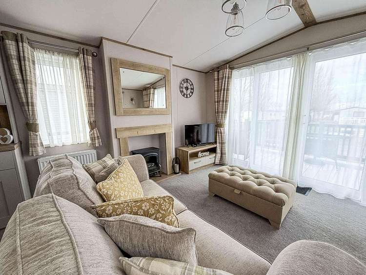 23010Ha⭐ – Hampton area, 3 bed, 8 berth caravan with decking, D/G & C/H. Diamond rated. Preview 4
