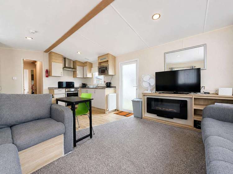 44201G⭐ – Field 2, 3 bed, 6 berth caravan with C/H and D/G. Ruby rated. Preview 5