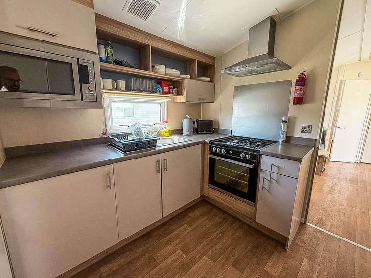 44606J⭐ – Field 6, 4 bed, 10 berth caravan with D/G and C/H. Ruby rated. Preview 5