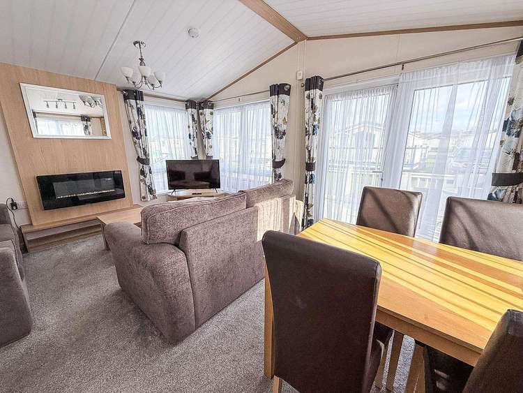 23021C⭐ – Chelsea area, 3 bed, 8 berth lodge with large decking at the front. Platinum rated. Preview 5