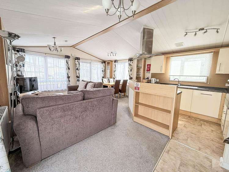 23021C⭐ – Chelsea area, 3 bed, 8 berth lodge with large decking at the front. Platinum rated. Preview 4