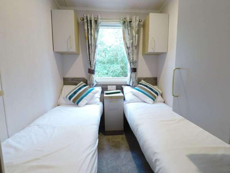 17006TW⭐ – The Warrens area, 3 bed, 8 berth caravan with decking. Diamond rated. Preview 5