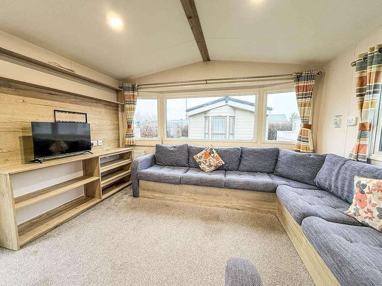 44202C⭐ – Field 2, 3 bed, 8 berth caravan with D/G and C/H. Ruby rated. Preview 5