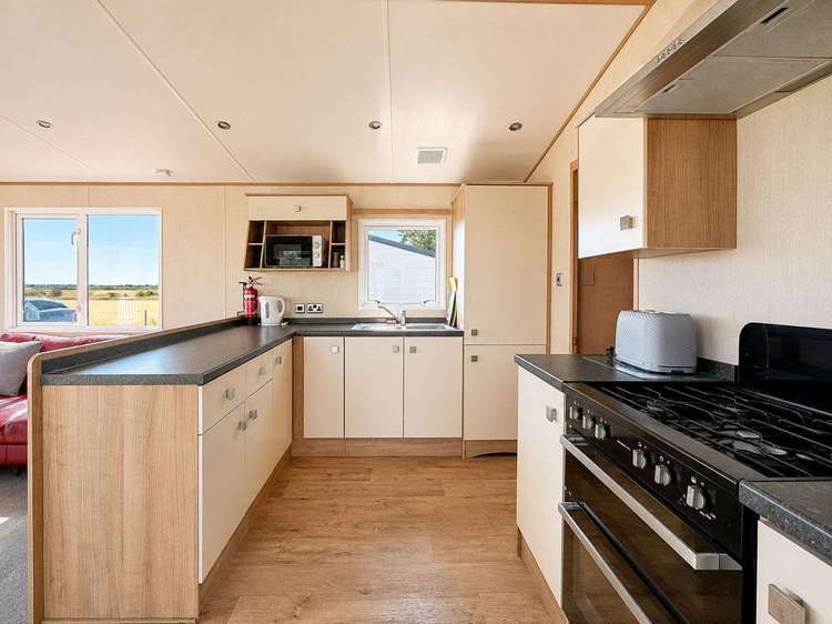 36016F⭐ – F area, 2 bed, 3 berth caravan with D/G and C/H. Ruby rated. Preview 4