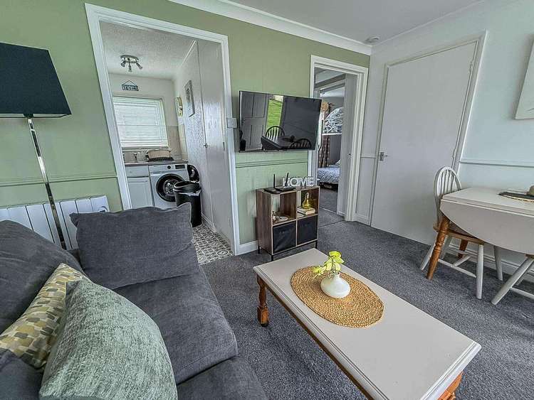 83332S⭐ – 2 bed, 5 berth chalet in Hemsby. Opal rated. Preview 2