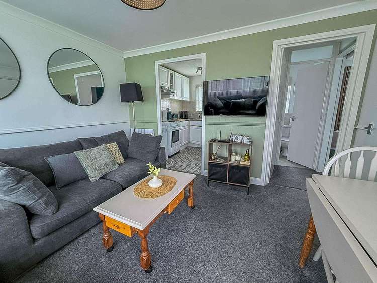 83332S⭐ – 2 bed, 5 berth chalet in Hemsby. Opal rated. Preview 3