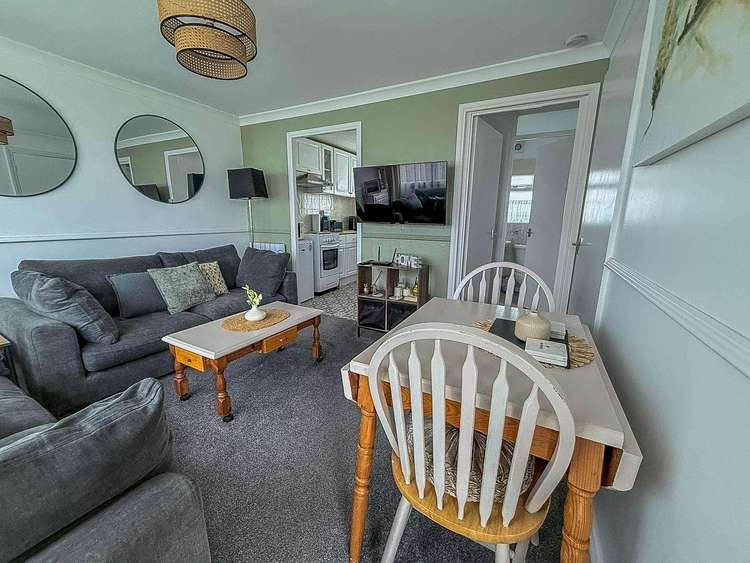 83332S⭐ – 2 bed, 5 berth chalet in Hemsby. Opal rated. Preview 4