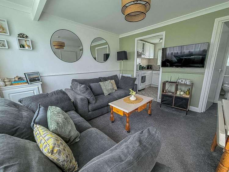 83332S⭐ – 2 bed, 5 berth chalet in Hemsby. Opal rated. Preview 5