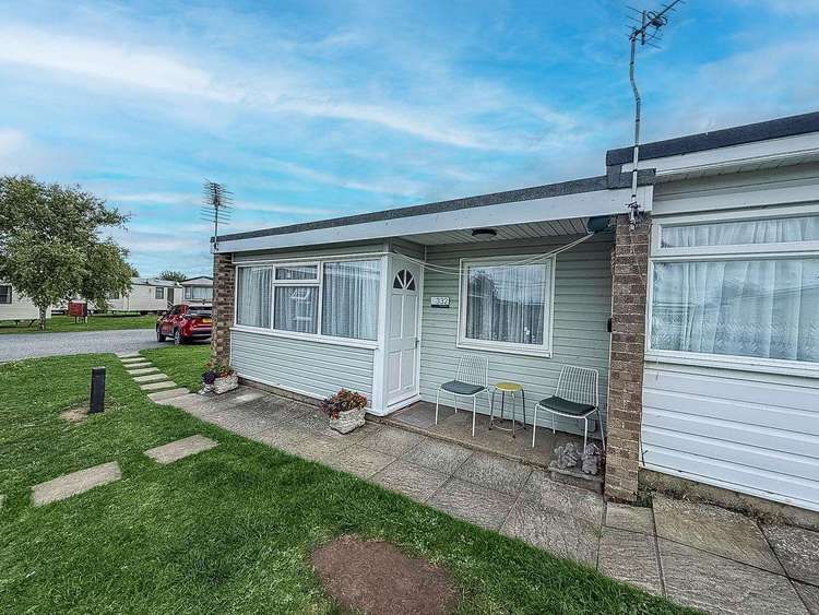 83332S⭐ – 2 bed, 5 berth chalet in Hemsby. Opal rated. Preview 0