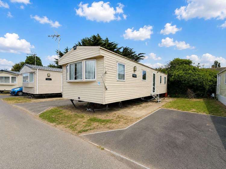 44206V⭐ – Field 2, 3 bed, 8 berth caravan with D/G and C/H. Ruby rated. Preview 0