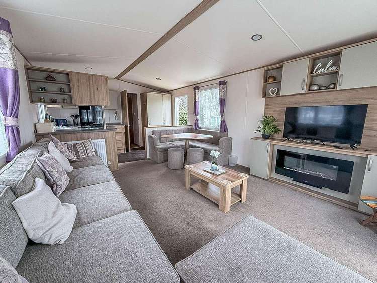 00044BA⭐ – Belle Aire, 2 bed, 6 berth caravan with decking, D/G and C/H. Ruby Rated. Preview 5