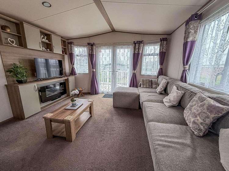 00044BA⭐ – Belle Aire, 2 bed, 6 berth caravan with decking, D/G and C/H. Ruby Rated. Preview 4