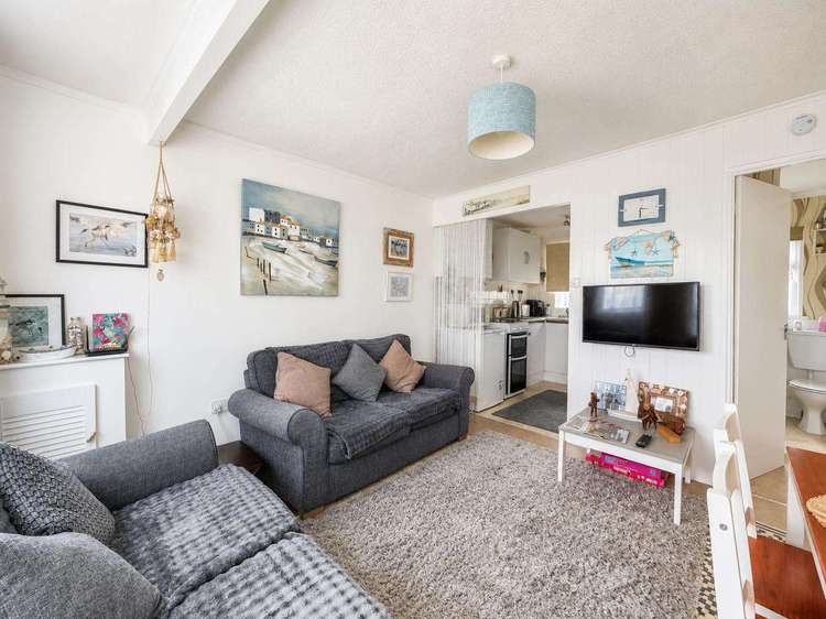 83070S⭐ – 2 bed, 4 berth chalet. Opal rated. Preview 4
