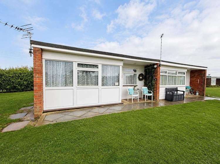 83073S⭐ – 2 bed, 4 berth chalet in Hemsby. Opal rated. Preview 2