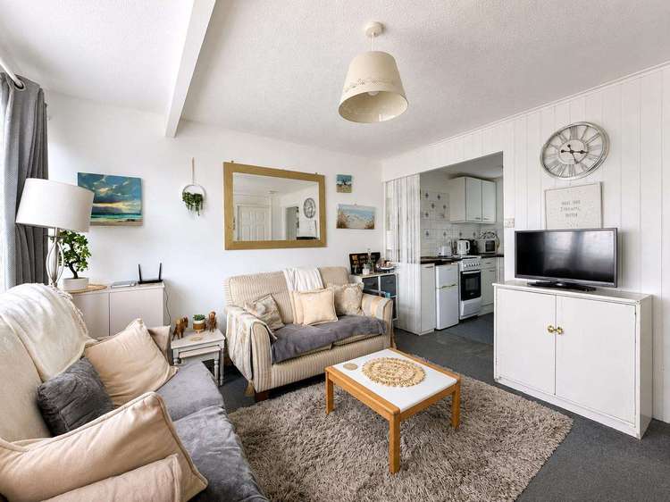 83073S⭐ – 2 bed, 4 berth chalet in Hemsby. Opal rated. Preview 4