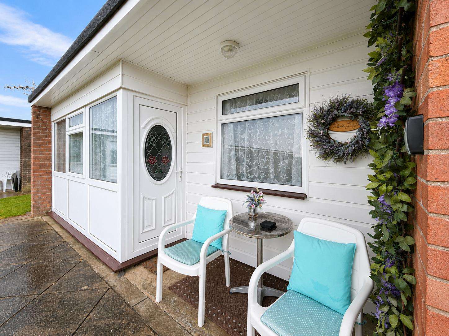 Comfortable 4-berth accommodation, beautifully decorated and furnished throughout. - property