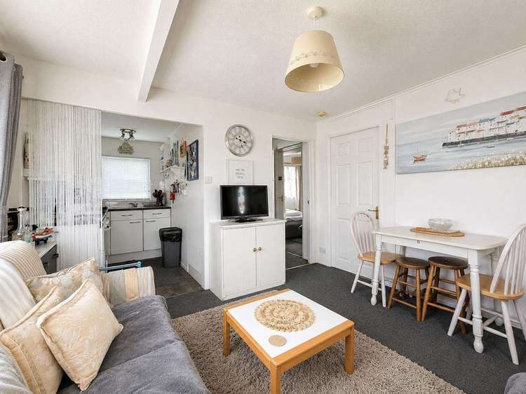 83073S⭐ – 2 bed, 4 berth chalet in Hemsby. Opal rated. Preview 5