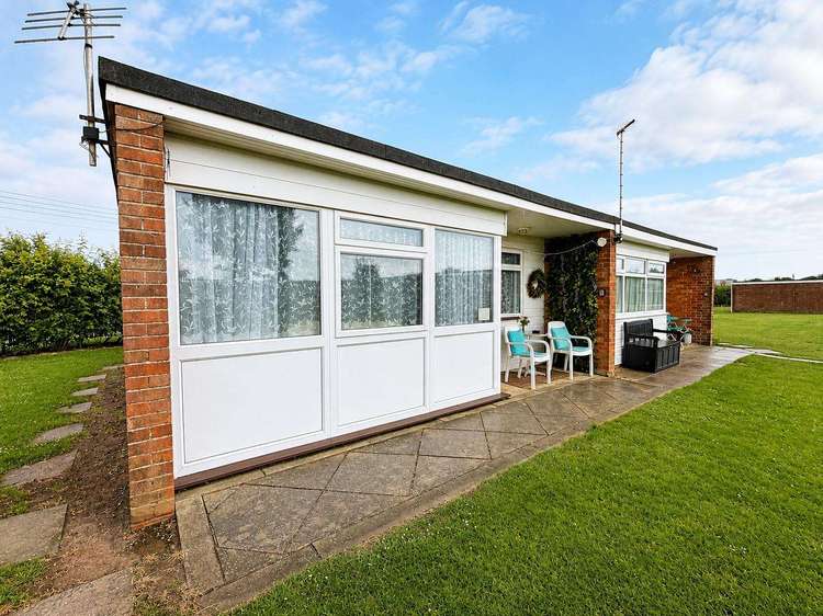 83073S⭐ – 2 bed, 4 berth chalet in Hemsby. Opal rated. Preview 1