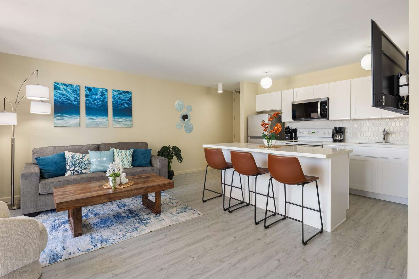 Gorgeous 1 Bdrm Waikiki Banyan Partial Ocean View T1 Preview 0