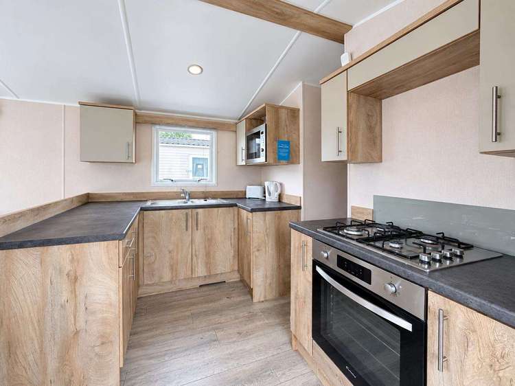 88037OB⛱️ – Old Bolingbroke, 3 bed, 6 berth caravan with front decking, D/G and C/H. Opal rated. Preview 4