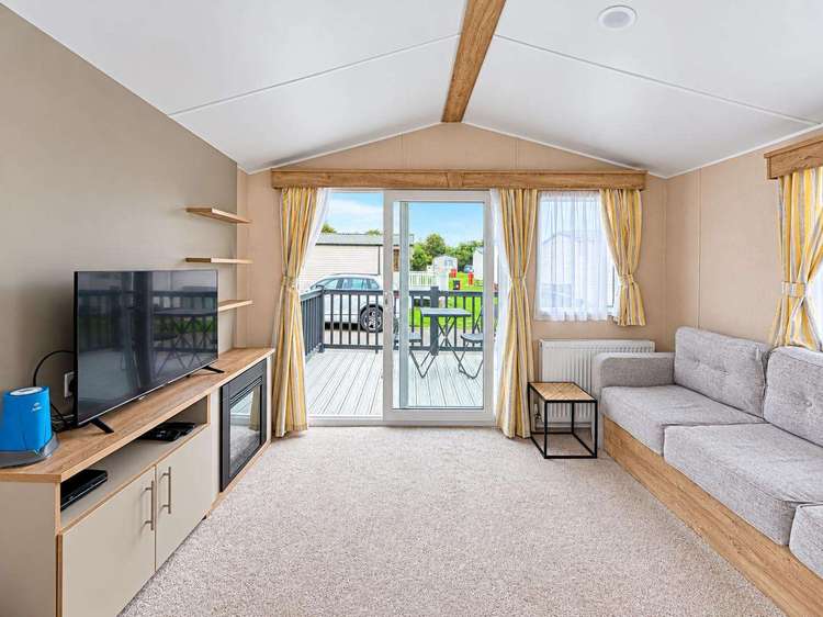88037OB⛱️ – Old Bolingbroke, 3 bed, 6 berth caravan with front decking, D/G and C/H. Opal rated. Preview 5