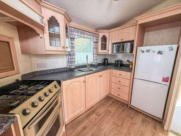 23029T⭐ – Tudor Area, 2 bed, 6 berth caravan with decking, D/G and C/H. Ruby rated. Preview 5