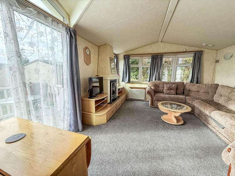23029T⭐ – Tudor Area, 2 bed, 6 berth caravan with decking, D/G and C/H. Ruby rated. Preview 4