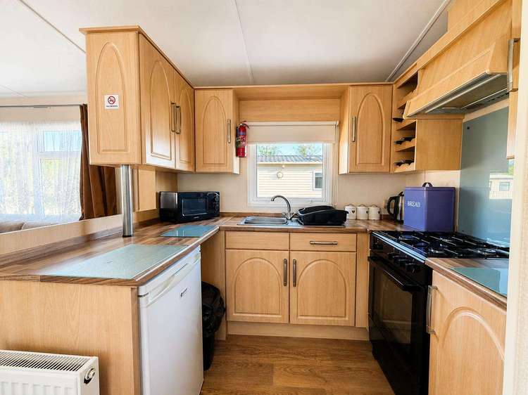33066CL⭐ – Cedar Lakes area, 3 bed, 8 berth caravan with D/G, C/H and lake views. Ruby rated. Preview 5
