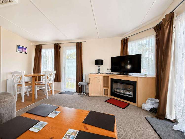 33066CL⭐ – Cedar Lakes area, 3 bed, 8 berth caravan with D/G, C/H and lake views. Ruby rated. Preview 4