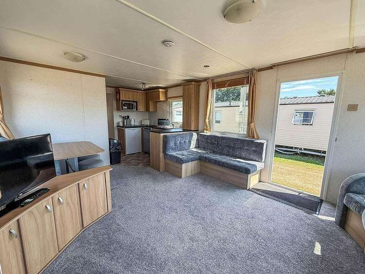 46633V⭐ – Valley Farm, 2 bed, 7 berth caravan with electric panel heaters. Emerald rated. Preview 5