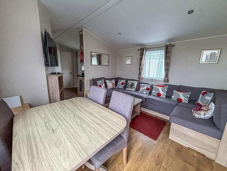 27918SW⭐ – Seawick, 4 bed,10 berth caravan with decking, C/H & D/G. Ruby rated. Preview 5