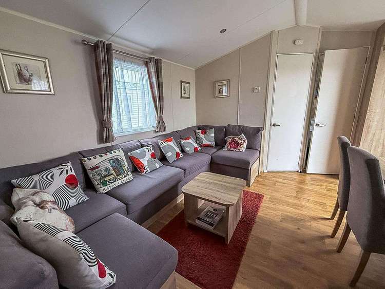 27918SW⭐ – Seawick, 4 bed,10 berth caravan with decking, C/H & D/G. Ruby rated. Preview 4