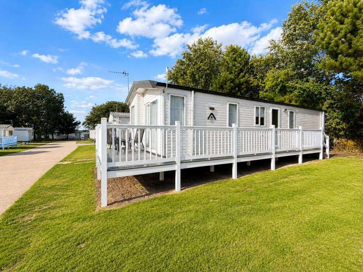 20372BS⭐ – Broadlands, 2 bed, 6 berth caravan with full decking. Diamond rated. Preview 0