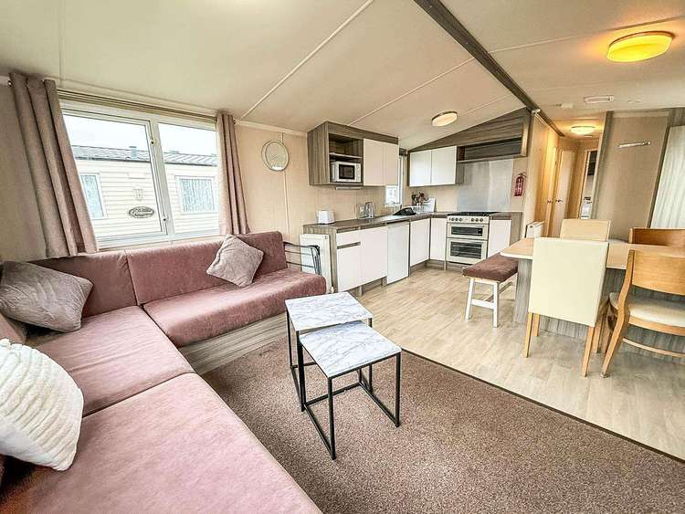 44202K⭐ – Field 2, 3 bed, 8 berth caravan with D/G and C/H. Ruby rated. Preview 5